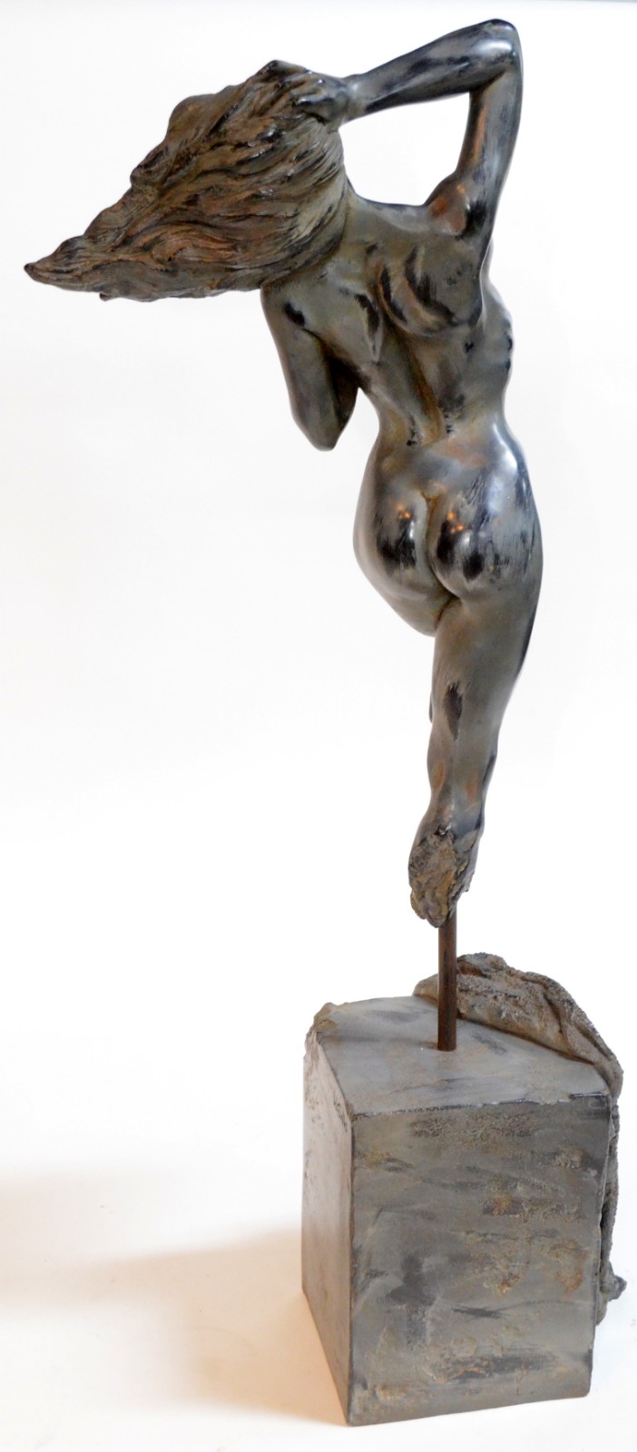 Escultura de resina representando figura feminina. Assinada. - foto 8 de 10