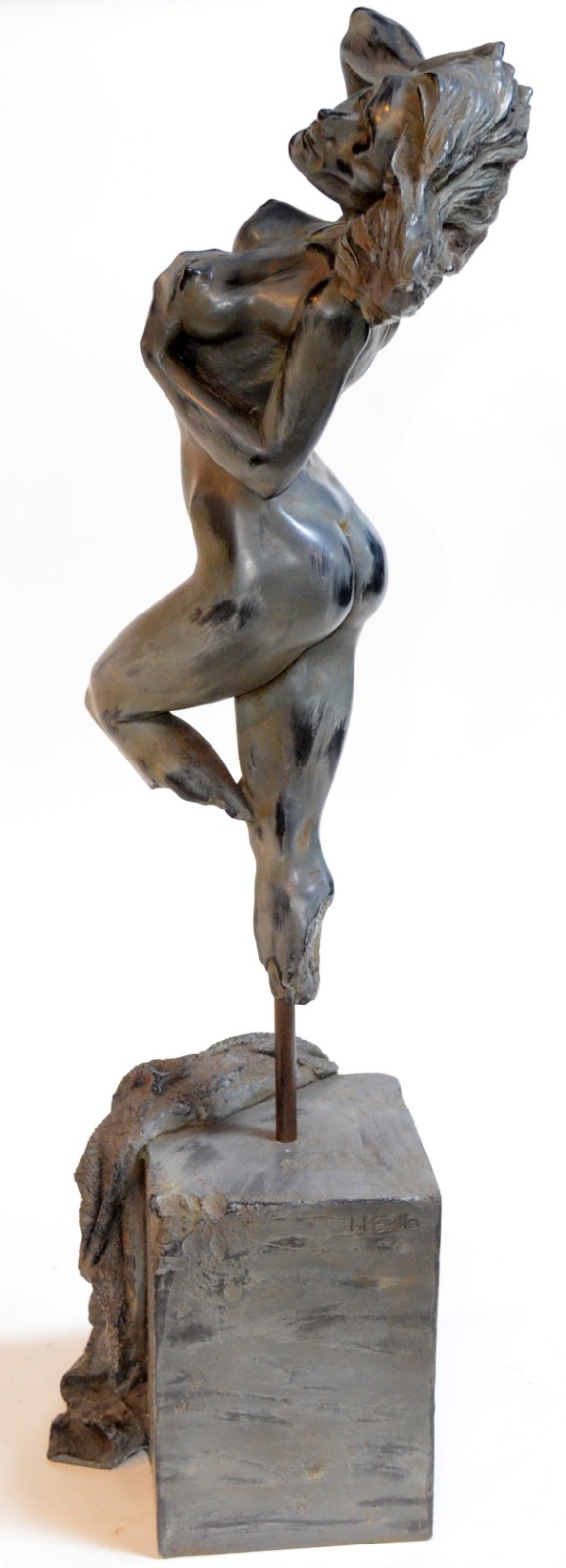 Escultura de resina representando figura feminina. Assinada. - foto 9 de 10