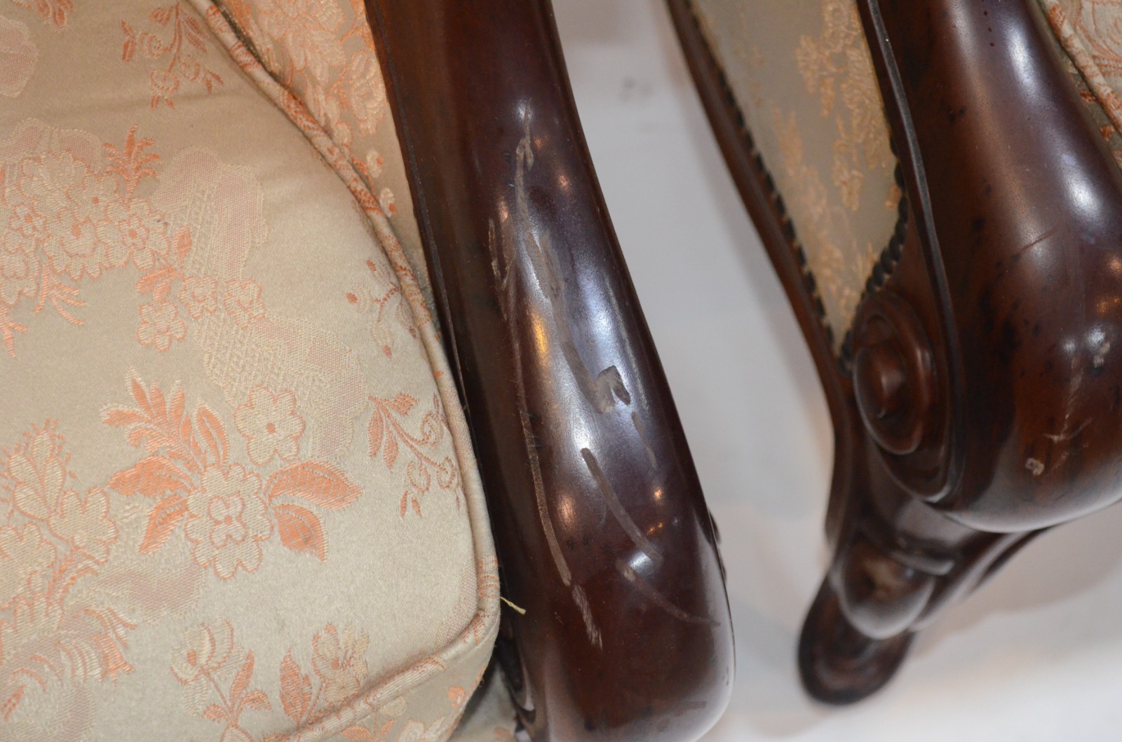 Conjunto de sofá para três lugares e par de poltronas de madeira... - foto 7 de 8