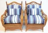 Par de grandes poltronas de vime, almofadas sol... - Par de grandes poltronas de vime, almofadas soltas estofadas e forradas com tecido listrado azul. Faltando pequeno acabamento na parte posterior...
