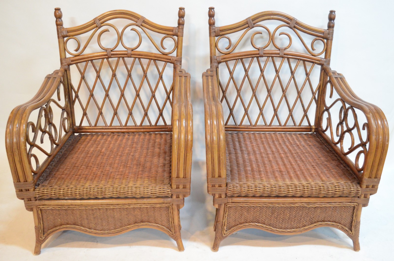 Par de grandes poltronas de vime, almofadas soltas estofadas e... - foto 3 de 5