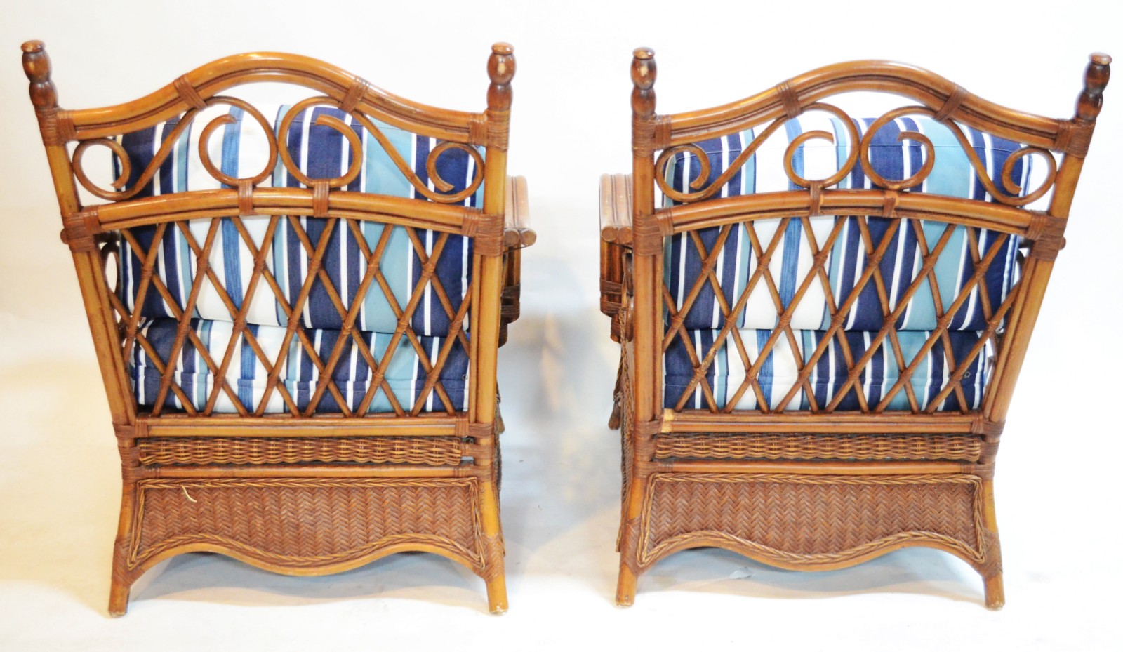 Par de grandes poltronas de vime, almofadas soltas estofadas e... - foto 4 de 5