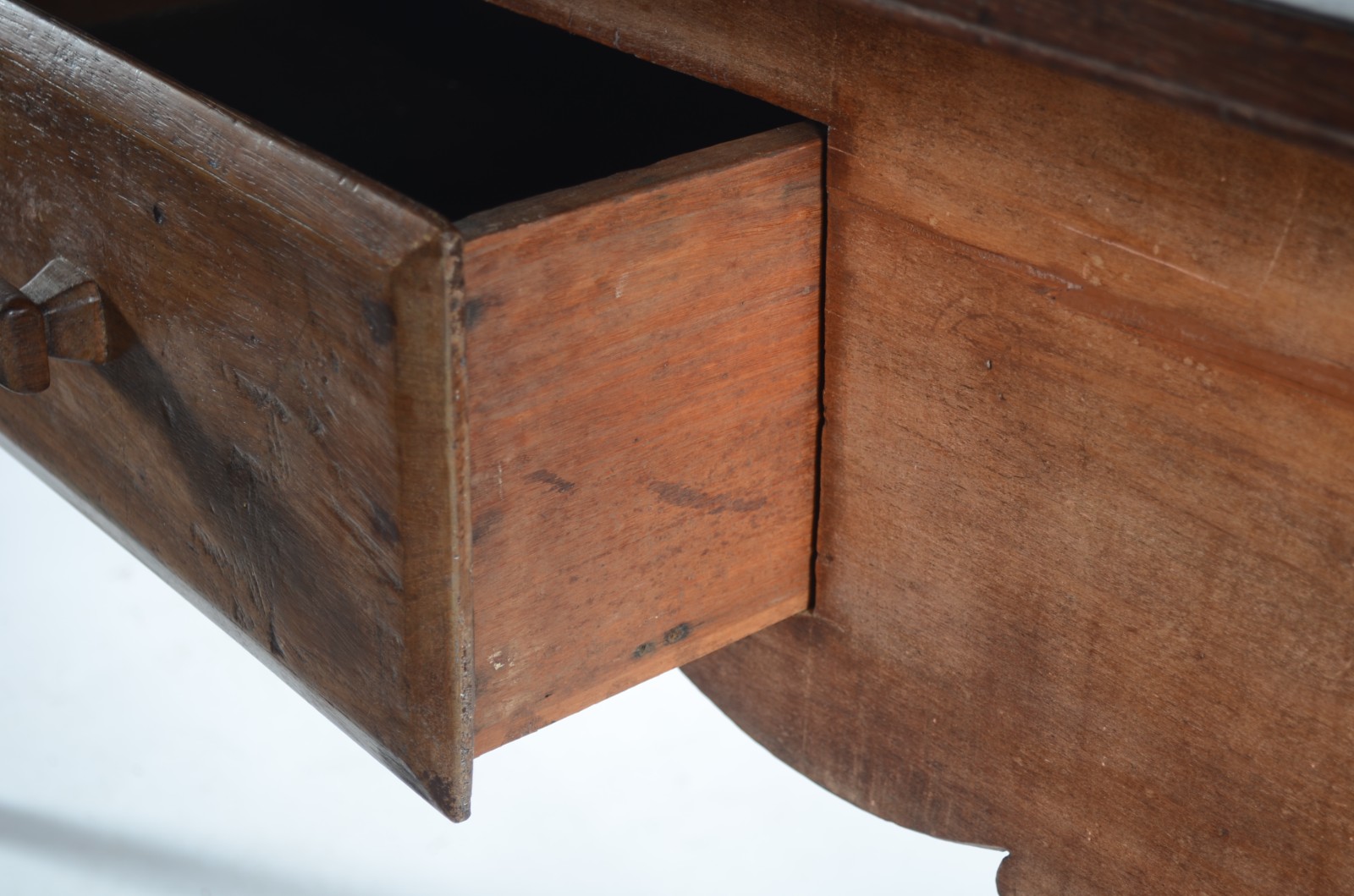 Mesa de encostar de madeira nobre, tampo retangular com uma gaveta... - foto 3 de 5