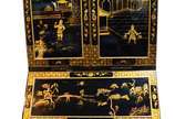 Cômoda escrivaninha em lacca com "chinoiserie",... - Cômoda escrivaninha em lacca com "chinoiserie", parte inferior com dois gavetões e duas gavetas, puxadores de metal, tampo articulado com gaveti...