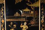 Cômoda escrivaninha em lacca com "chinoiserie",... - Cômoda escrivaninha em lacca com "chinoiserie", parte inferior com dois gavetões e duas gavetas, puxadores de metal, tampo articulado com gaveti...