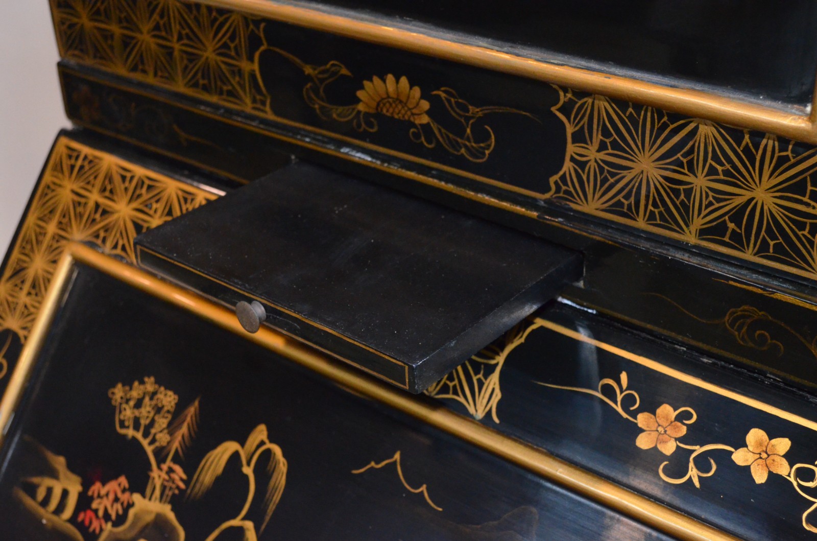 Cômoda escrivaninha em lacca com "chinoiserie", parte inferior com... - foto 9 de 11