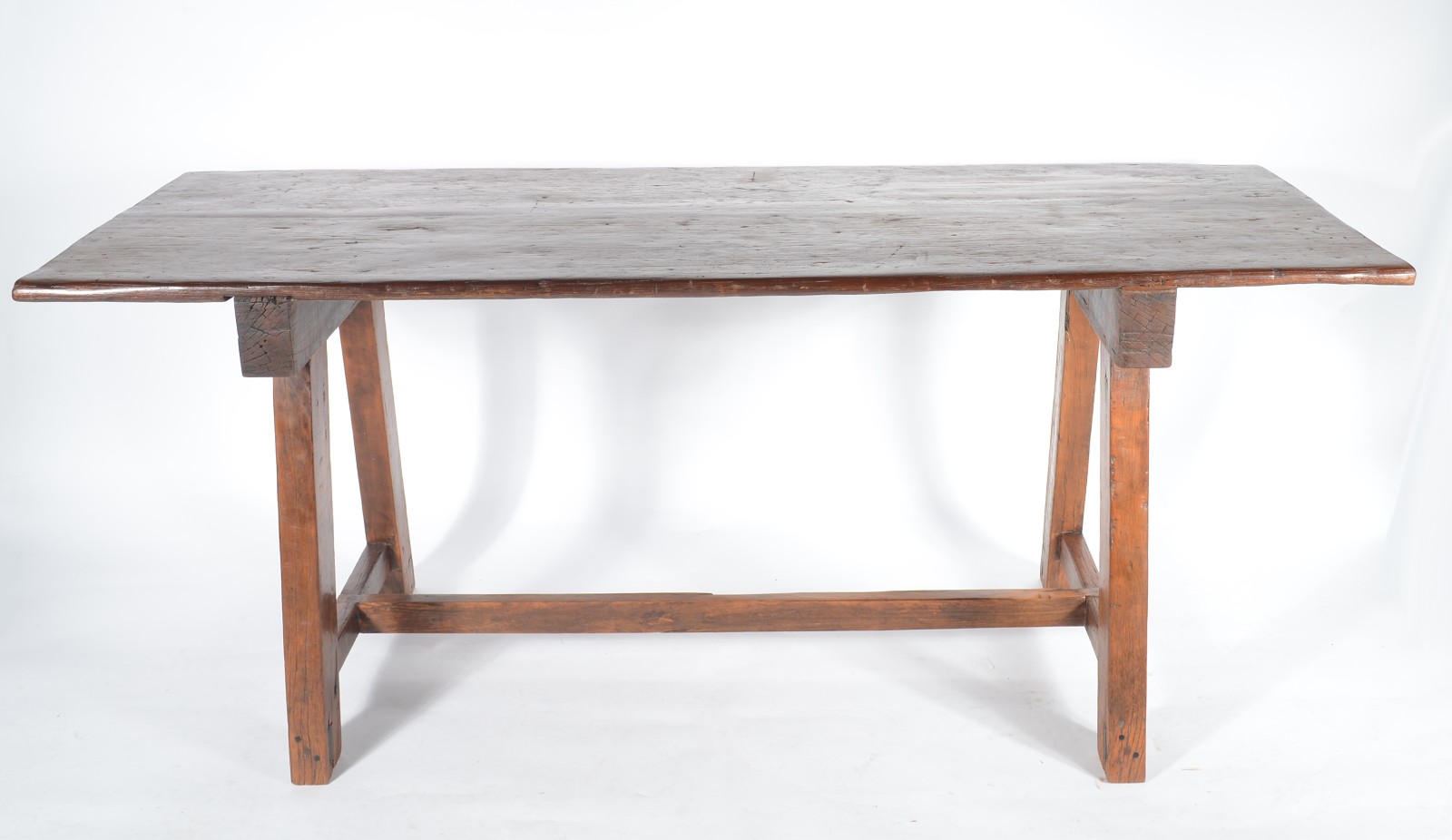 Mesa de fazenda em madeira rústica, dita "de cavalete", tampo liso... - foto 2 de 7