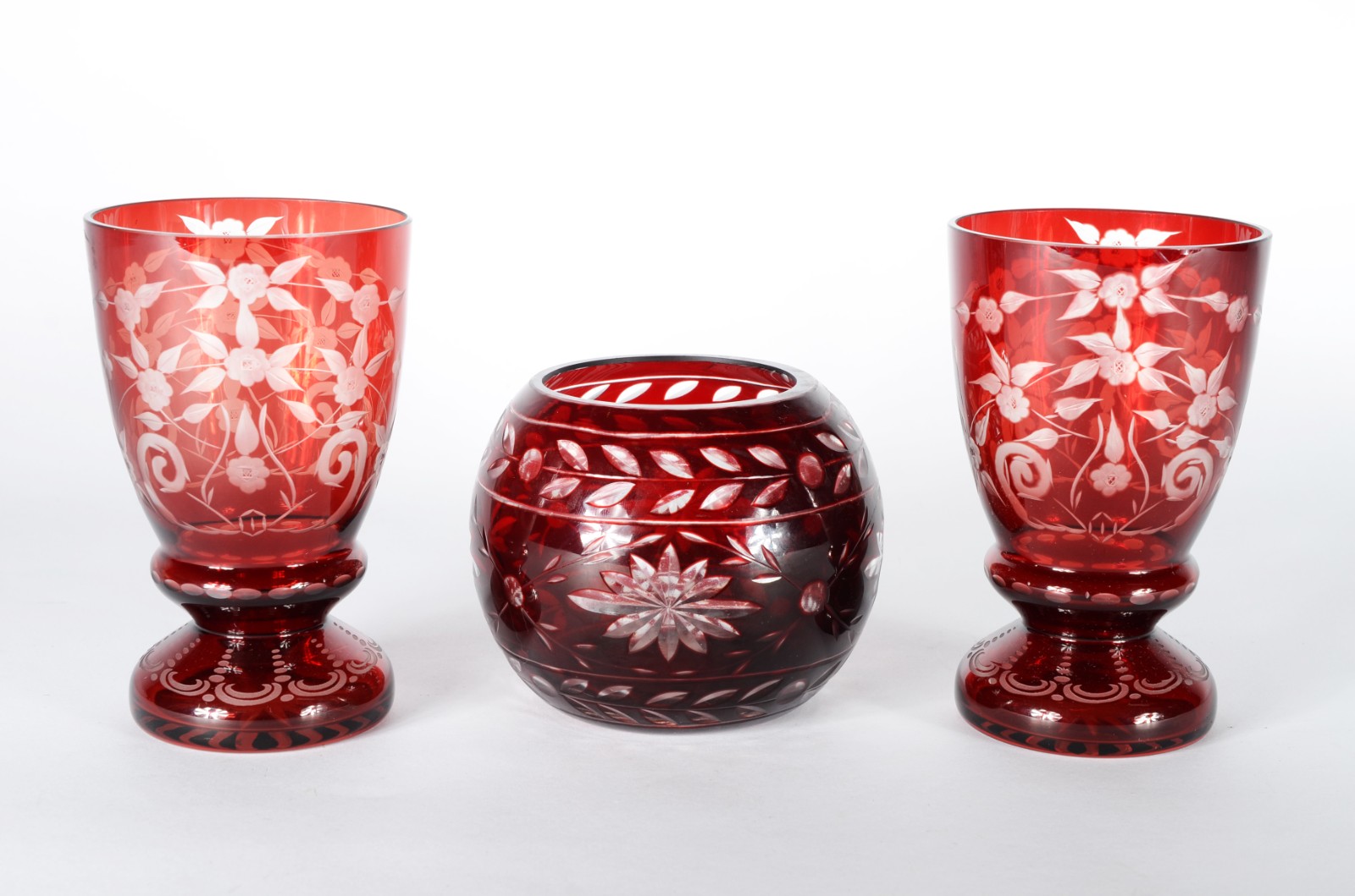 Três peças de cristal doublé rubi lapidado, sendo: dois vasos e um... - foto 1 de 8