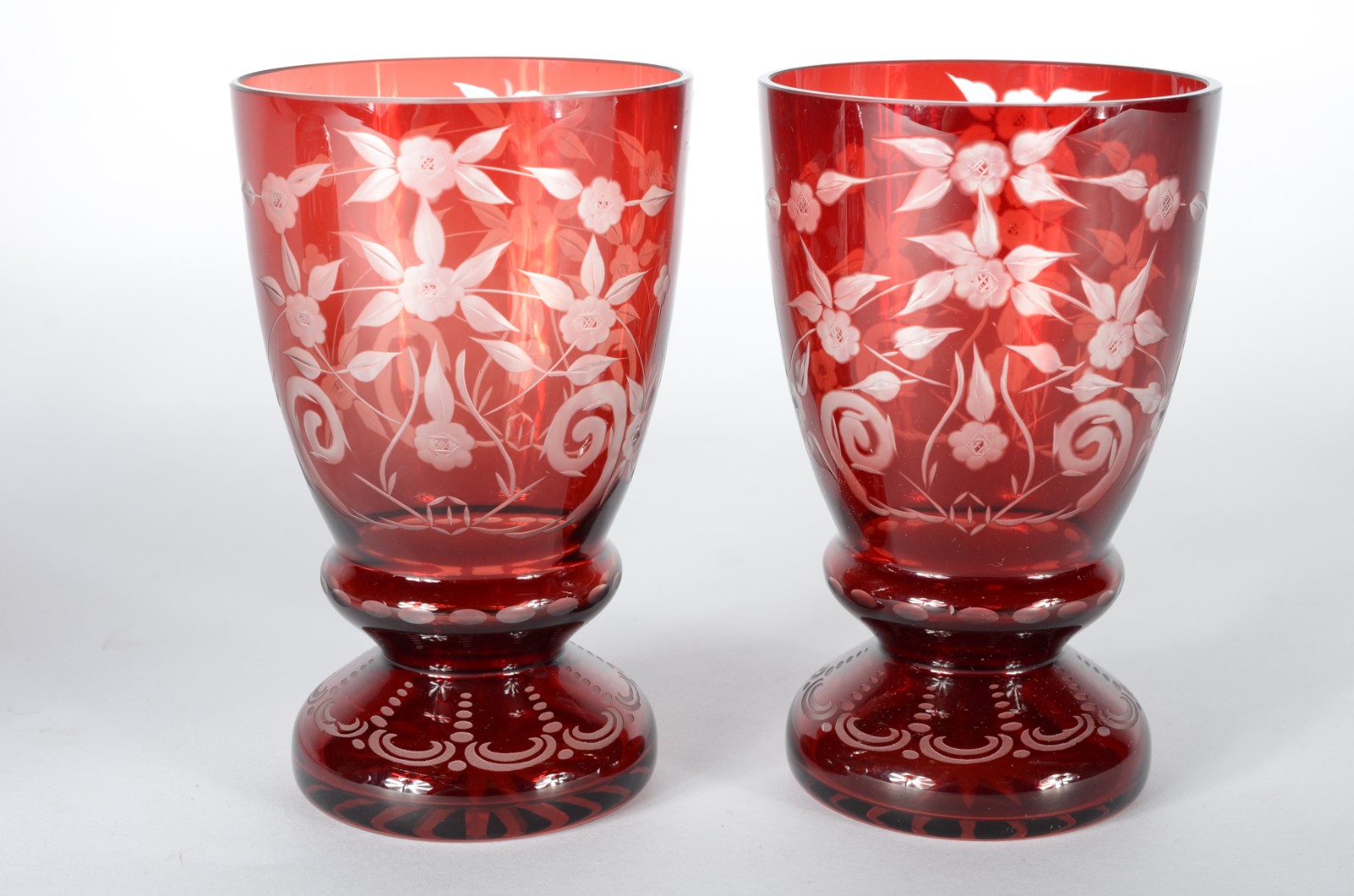 Três peças de cristal doublé rubi lapidado, sendo: dois vasos e um... - foto 2 de 8