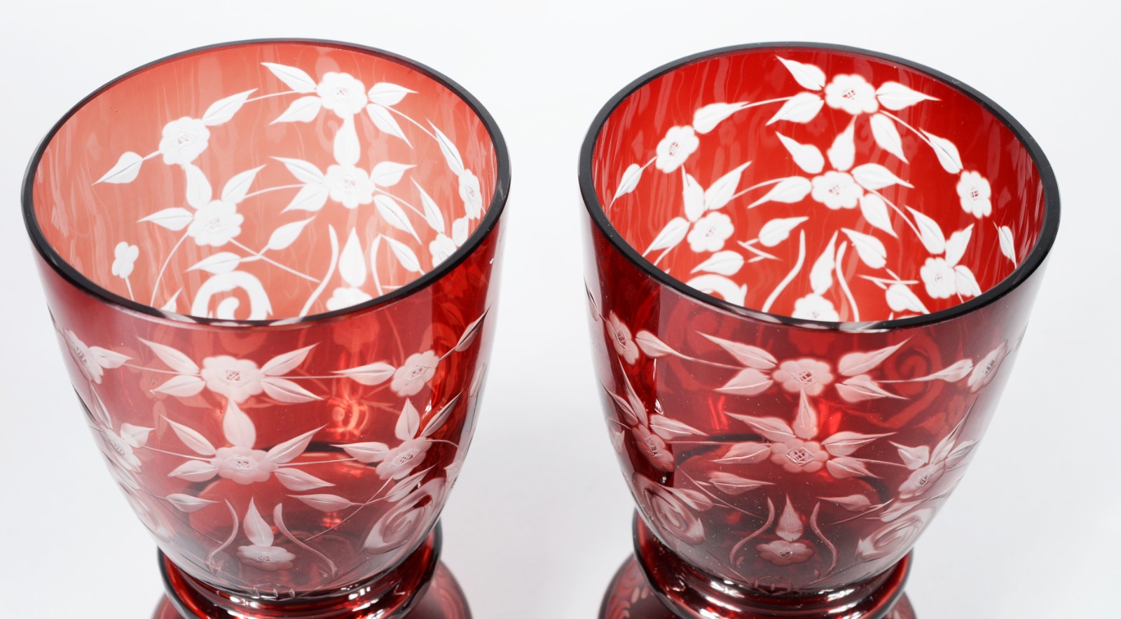 Três peças de cristal doublé rubi lapidado, sendo: dois vasos e um... - foto 3 de 8