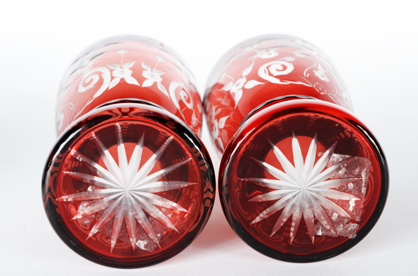 Três peças de cristal doublé rubi lapidado, sendo: dois vasos e um... - foto 4 de 8