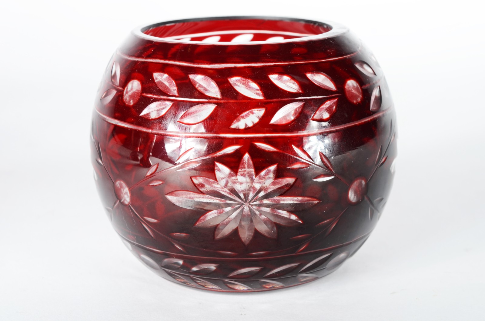 Três peças de cristal doublé rubi lapidado, sendo: dois vasos e um... - foto 5 de 8
