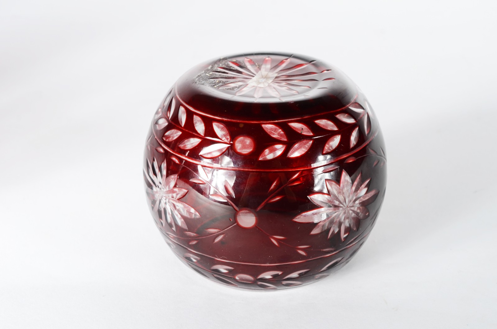 Três peças de cristal doublé rubi lapidado, sendo: dois vasos e um... - foto 7 de 8