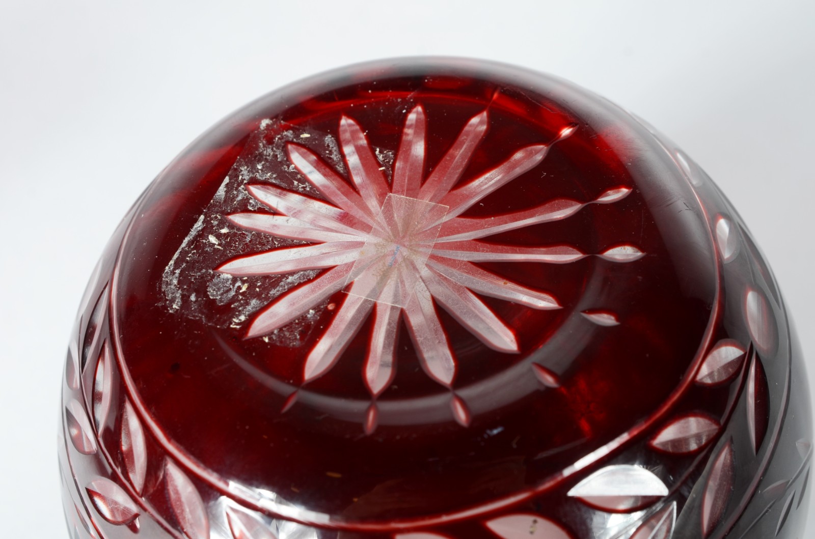 Três peças de cristal doublé rubi lapidado, sendo: dois vasos e um... - foto 8 de 8