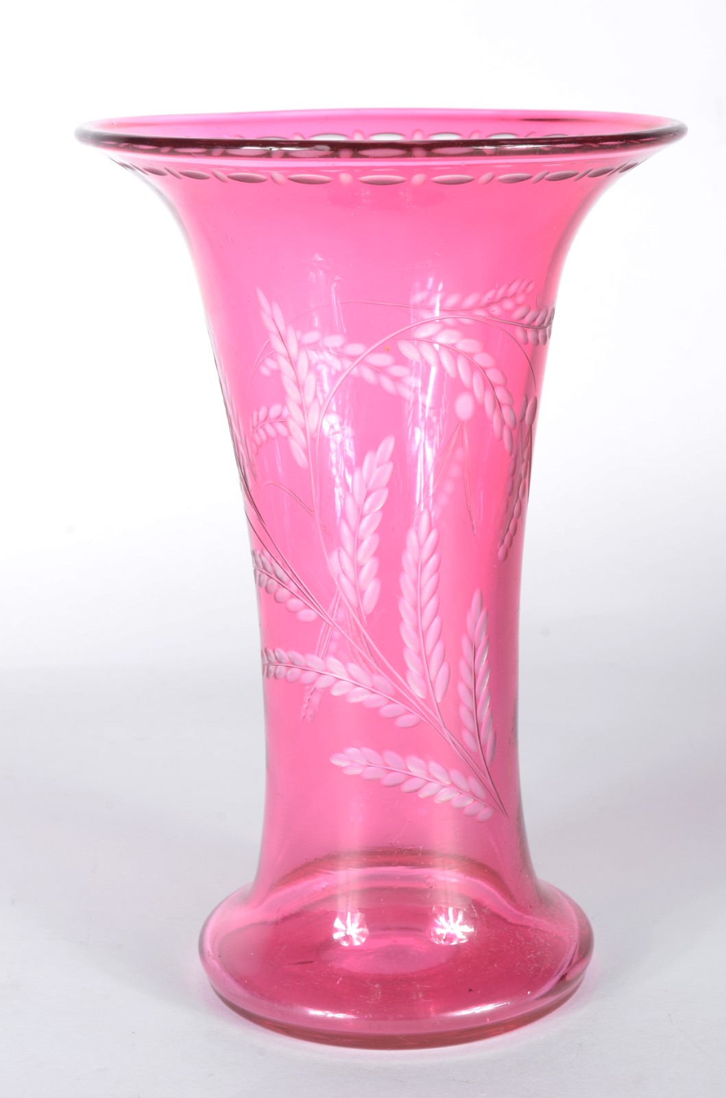 Vaso de cristal doublé rosa lavrado com guirlandas. - foto 1 de 4