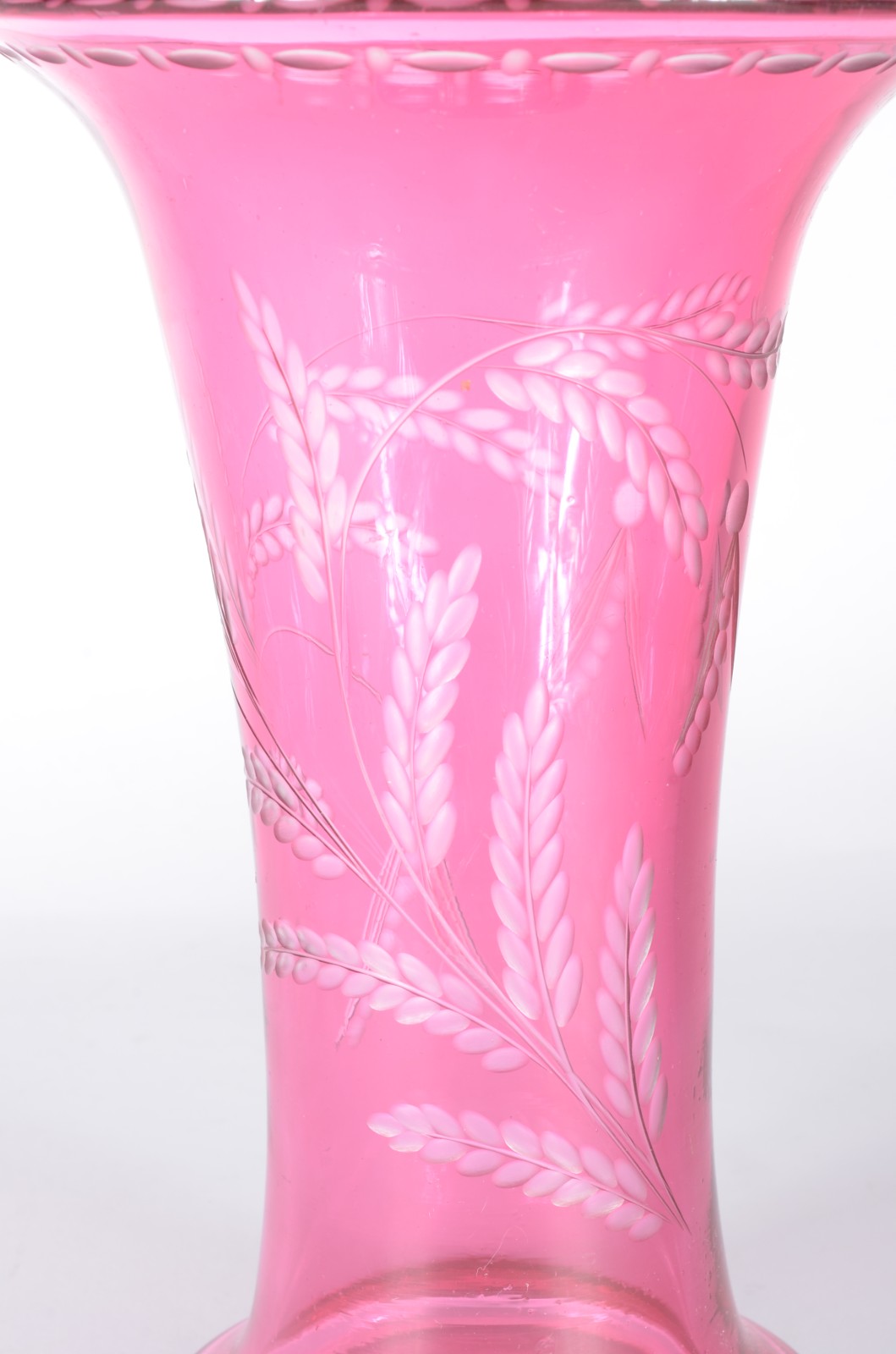 Vaso de cristal doublé rosa lavrado com guirlandas. - foto 2 de 4