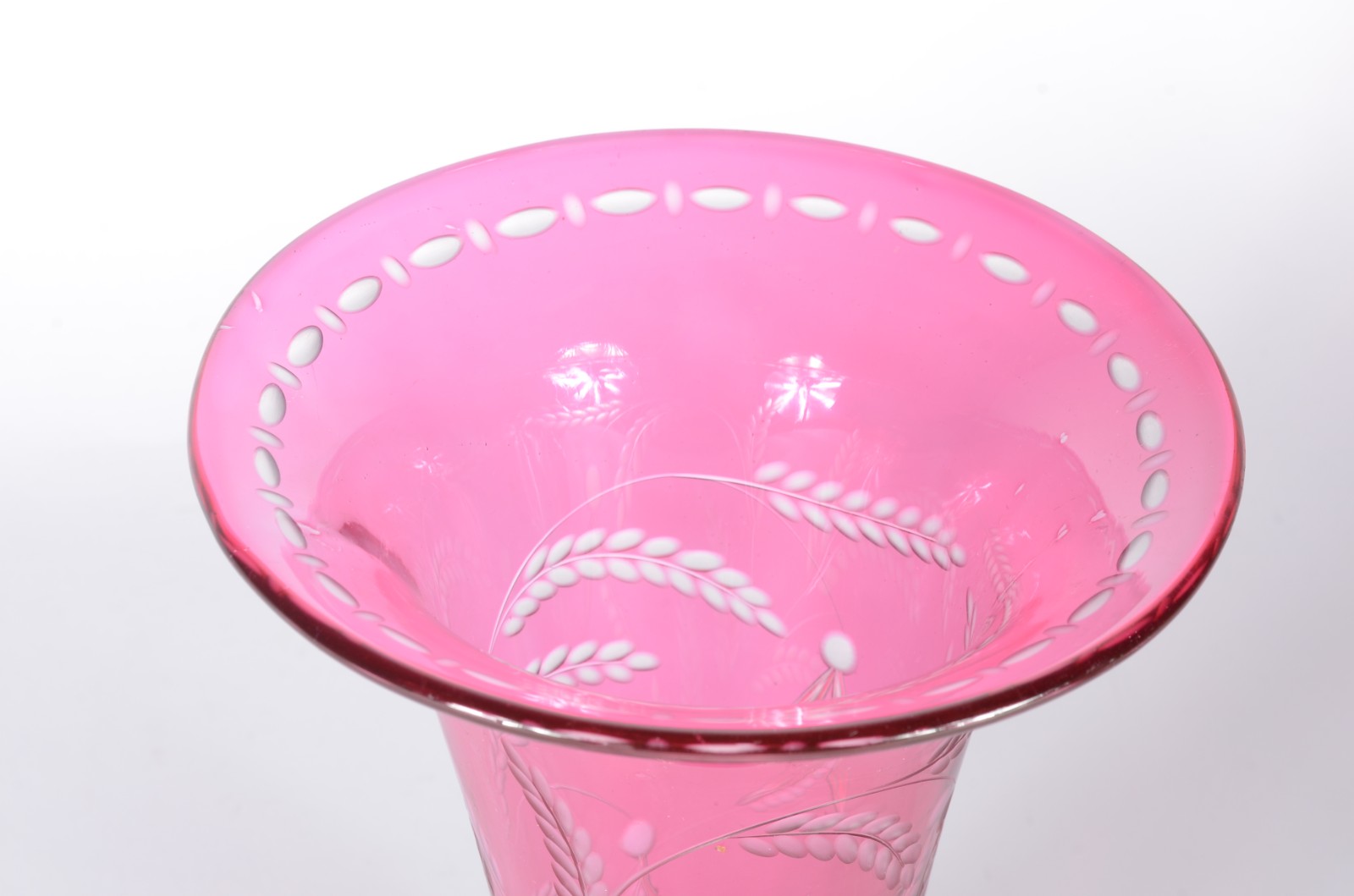 Vaso de cristal doublé rosa lavrado com guirlandas. - foto 3 de 4