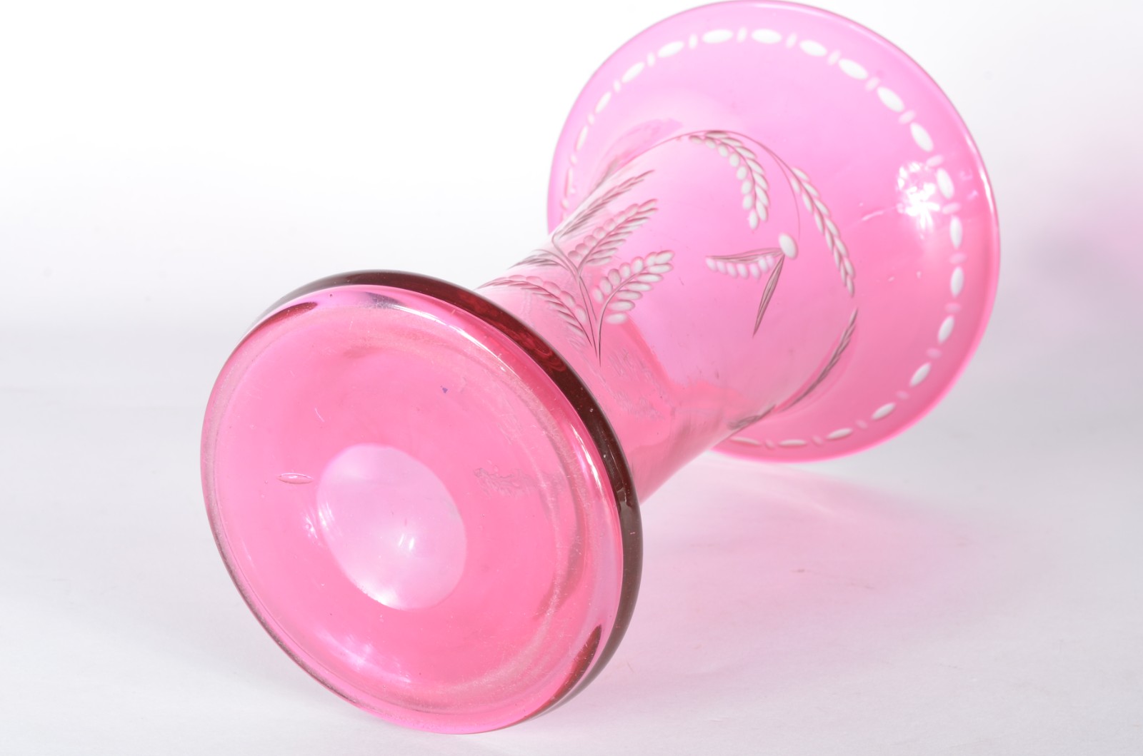 Vaso de cristal doublé rosa lavrado com guirlandas. - foto 4 de 4