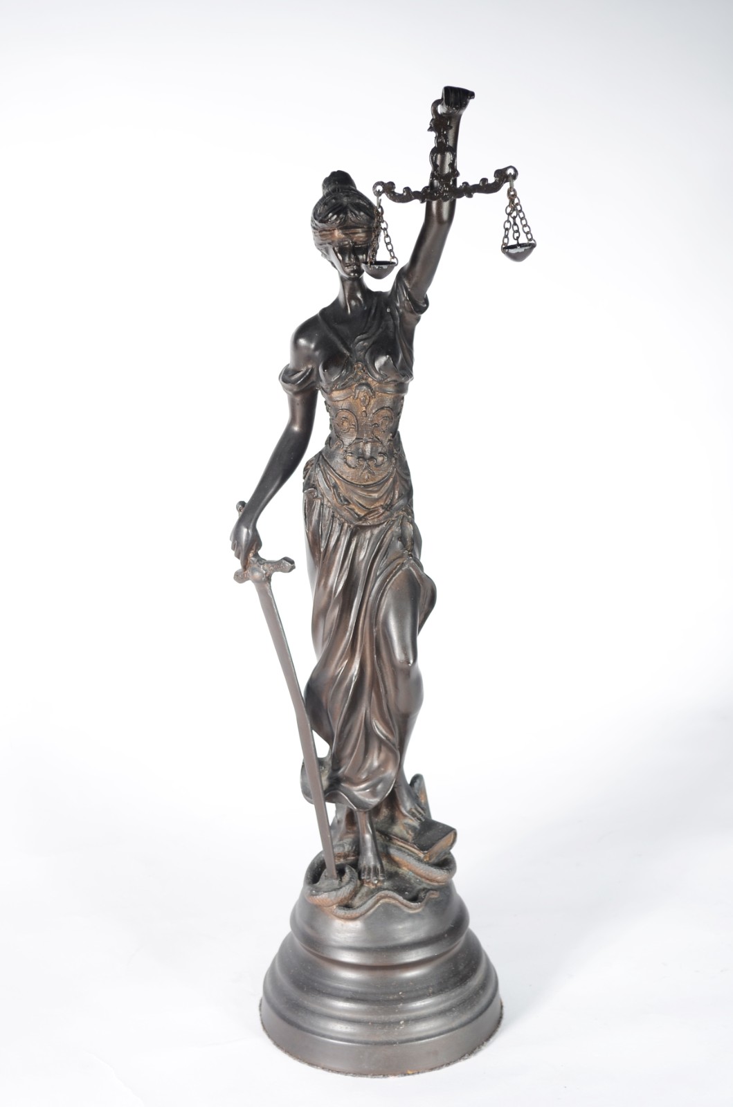 Estatueta de petit bronze representando justiça. - foto 1 de 6