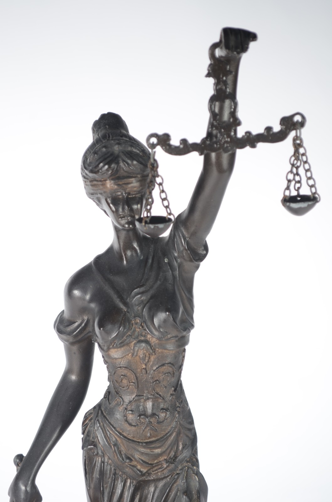 Estatueta de petit bronze representando justiça. - foto 2 de 6