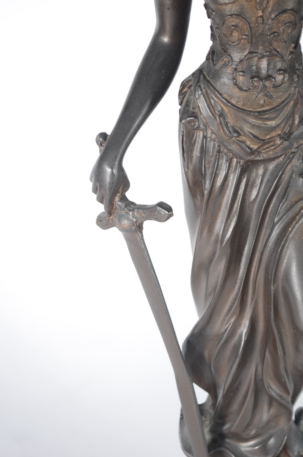 Estatueta de petit bronze representando justiça. - foto 3 de 6
