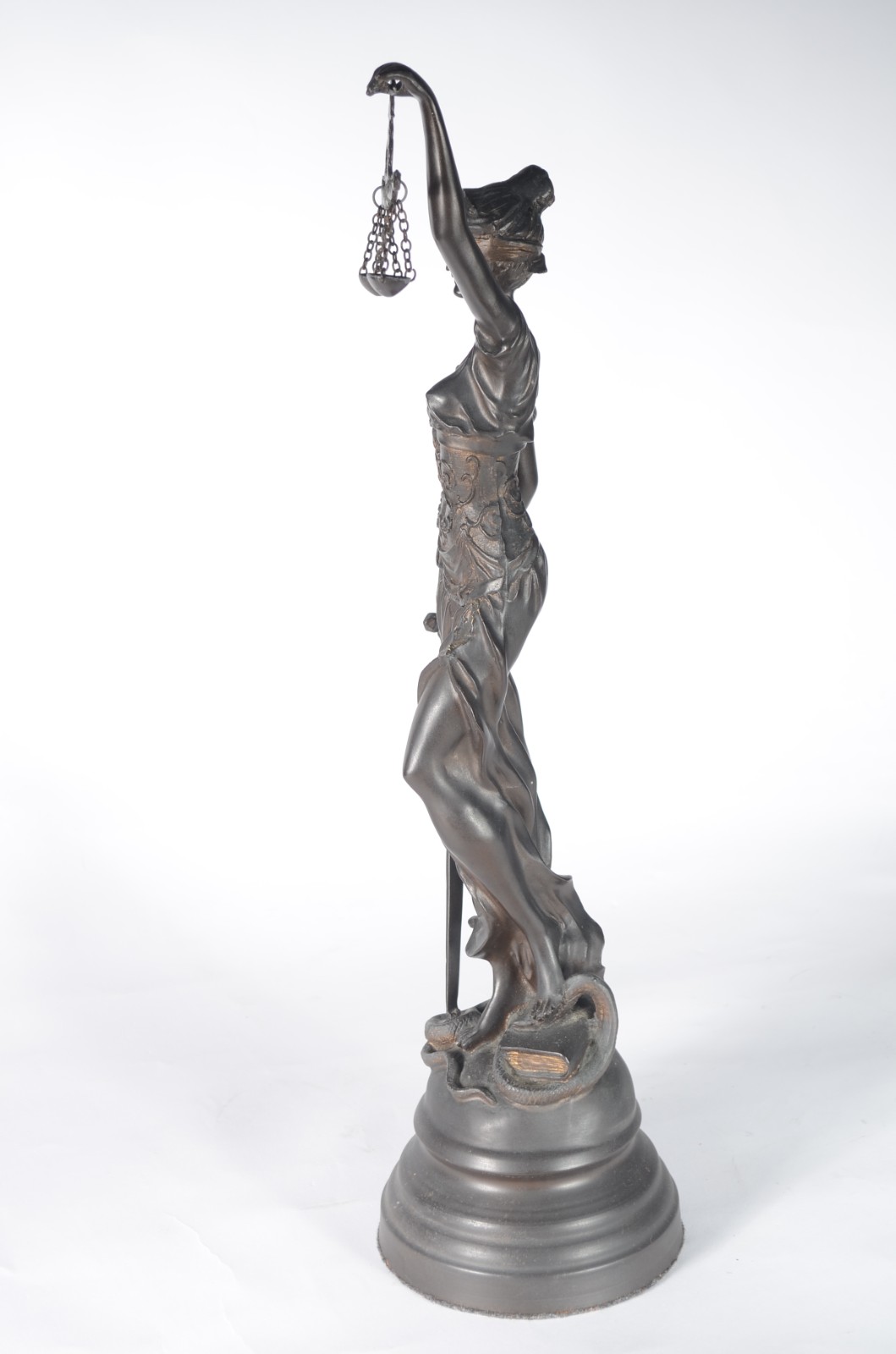 Estatueta de petit bronze representando justiça. - foto 4 de 6