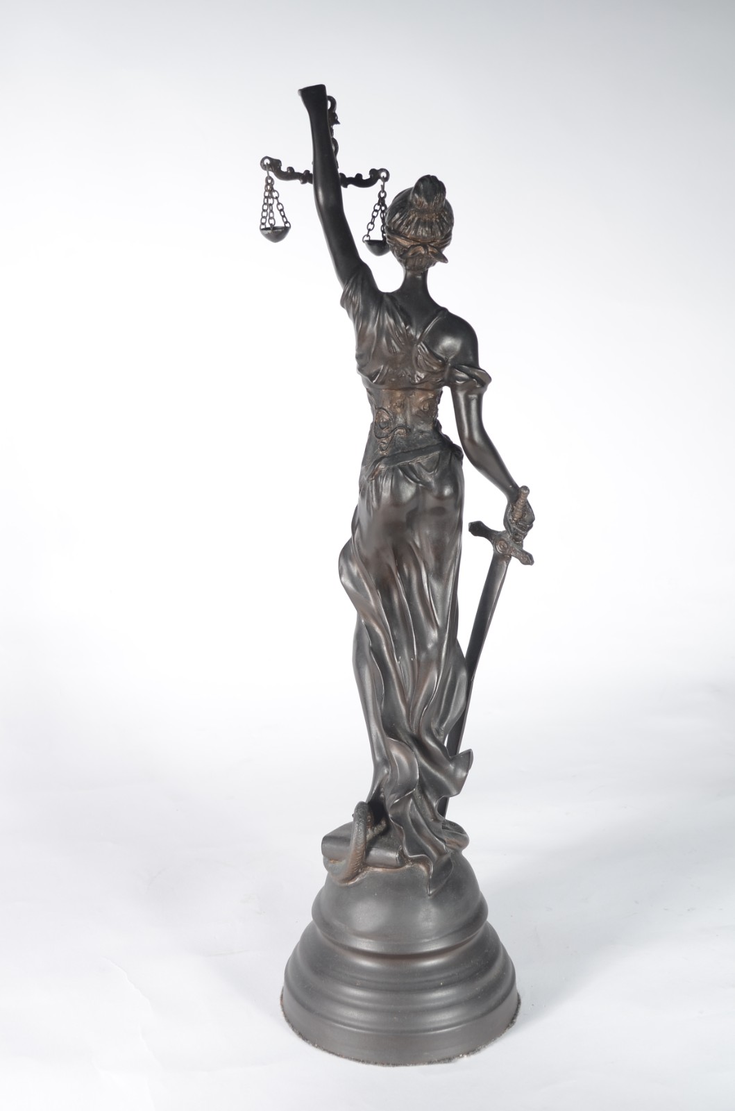 Estatueta de petit bronze representando justiça. - foto 5 de 6
