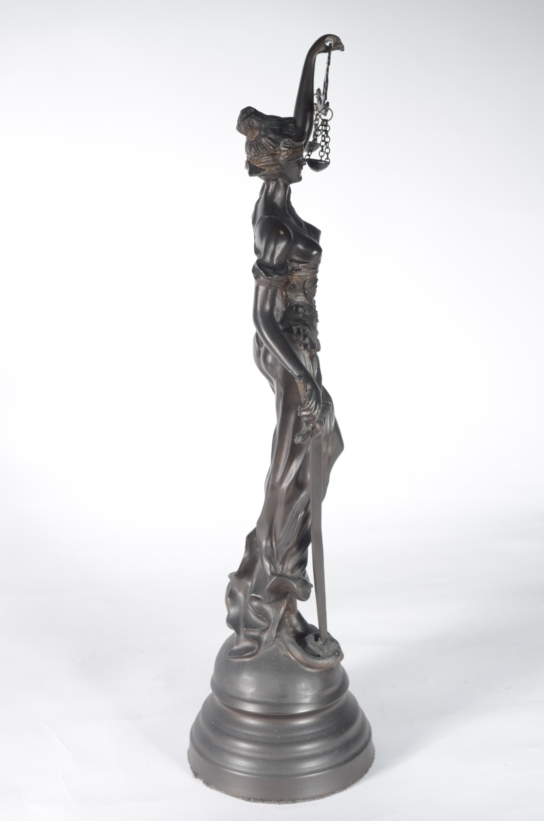 Estatueta de petit bronze representando justiça. - foto 6 de 6
