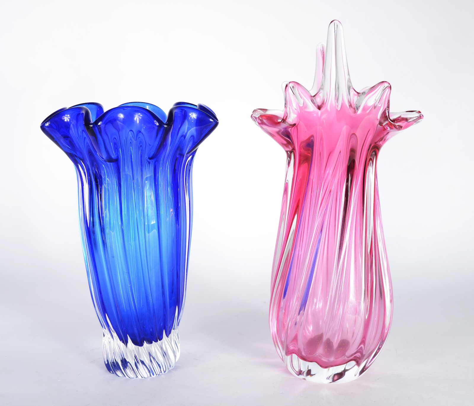 Dois vasos de cristal europeu trabalhados em gomos sendo um na cor... - foto 1 de 7