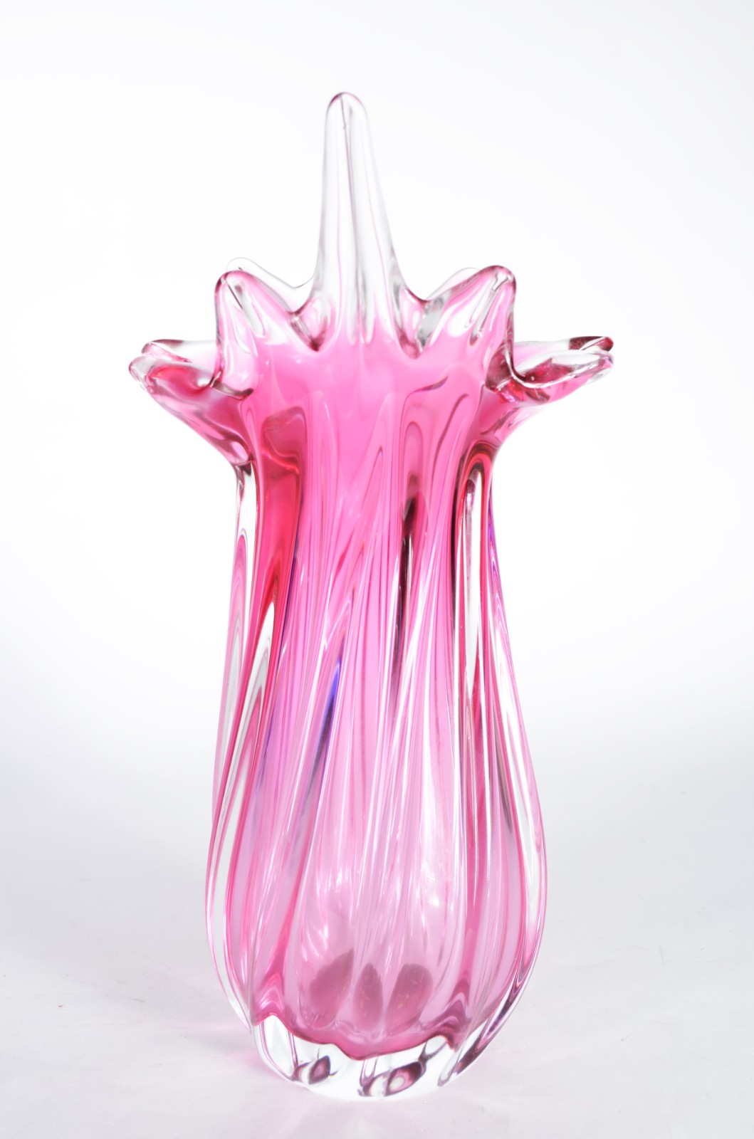 Dois vasos de cristal europeu trabalhados em gomos sendo um na cor... - foto 2 de 7