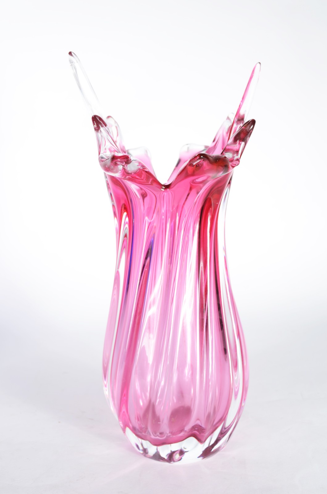 Dois vasos de cristal europeu trabalhados em gomos sendo um na cor... - foto 3 de 7