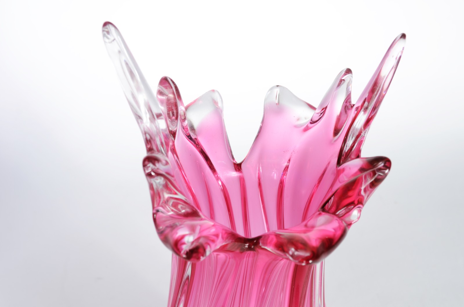 Dois vasos de cristal europeu trabalhados em gomos sendo um na cor... - foto 4 de 7