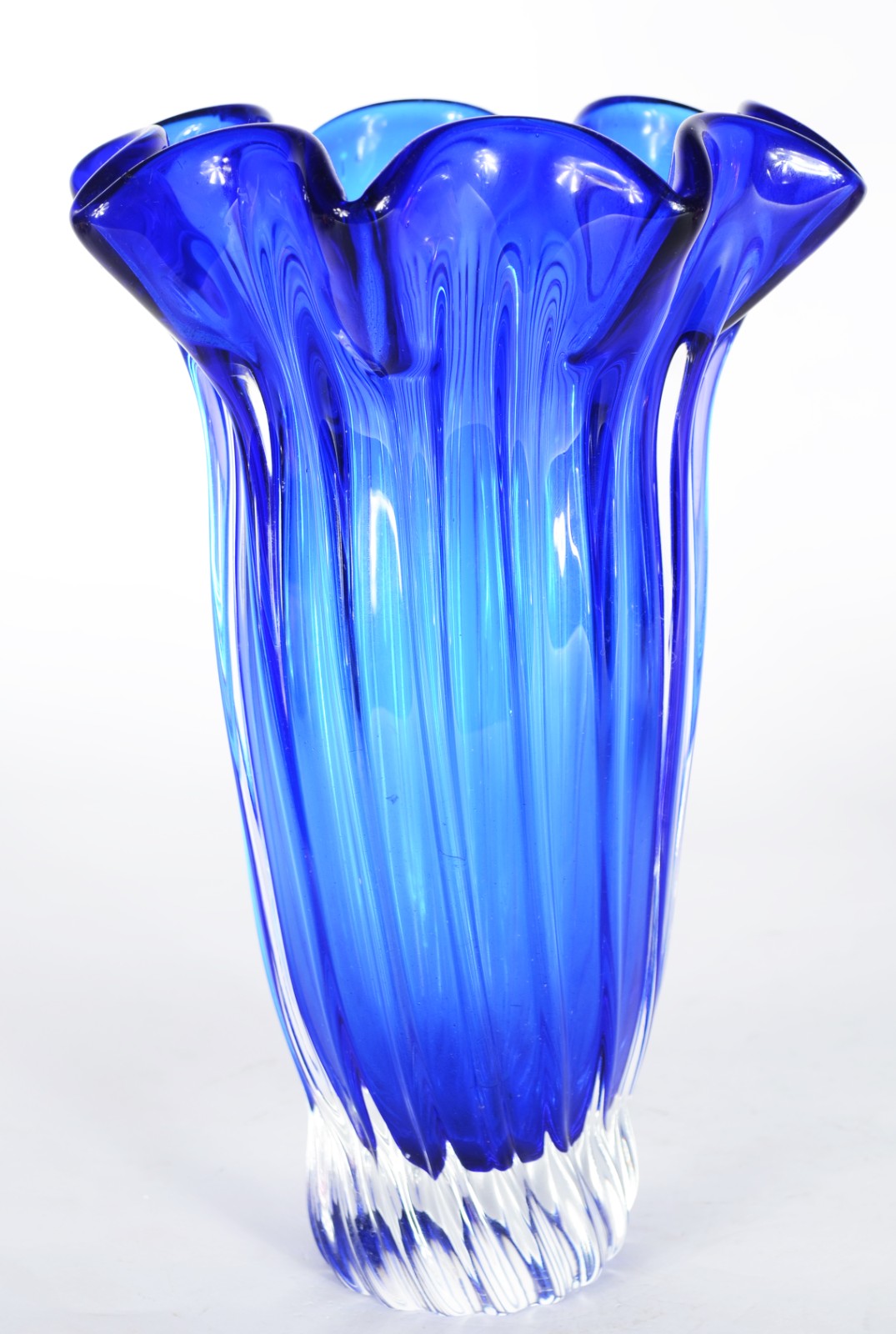 Dois vasos de cristal europeu trabalhados em gomos sendo um na cor... - foto 5 de 7
