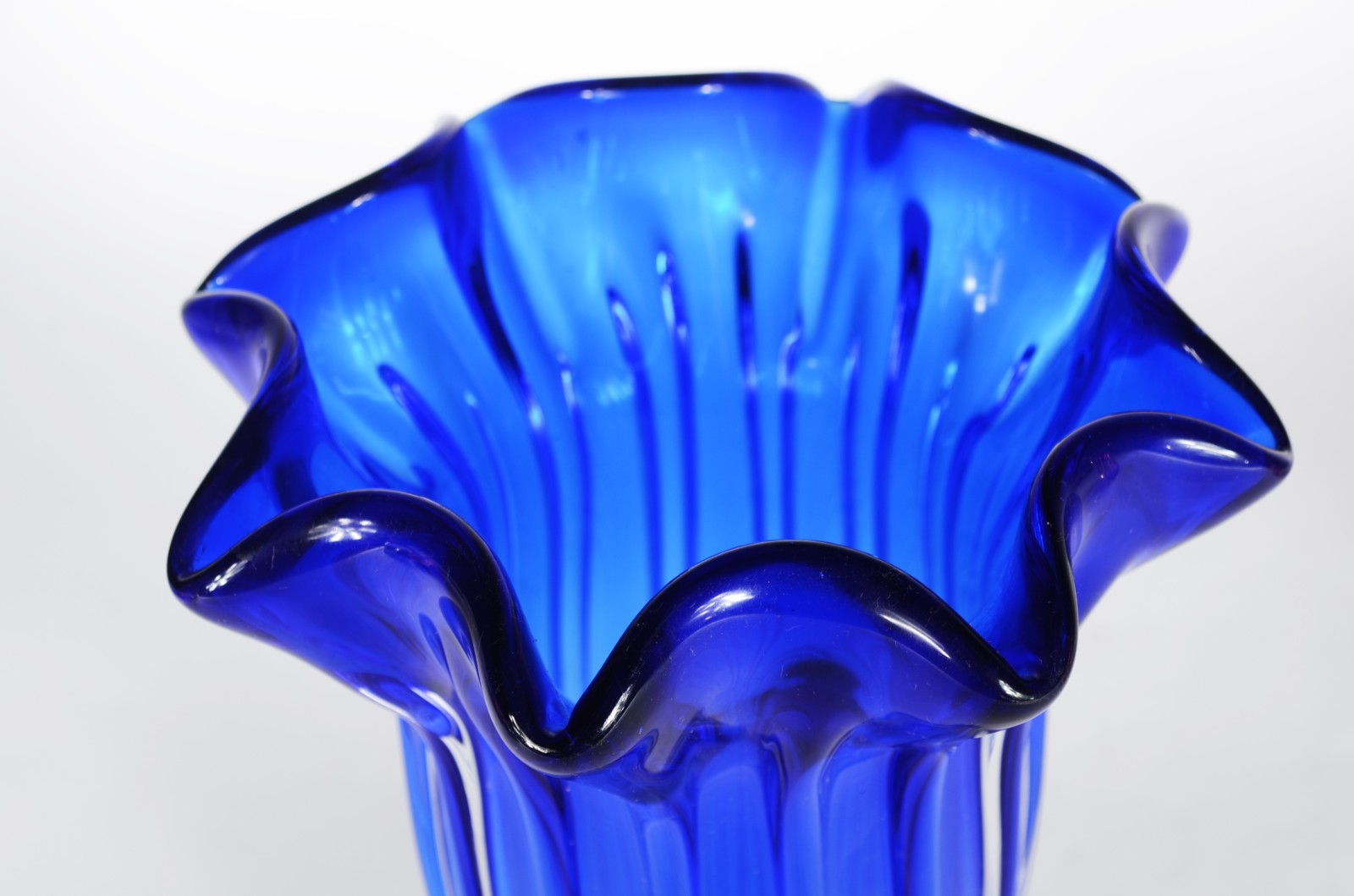 Dois vasos de cristal europeu trabalhados em gomos sendo um na cor... - foto 6 de 7