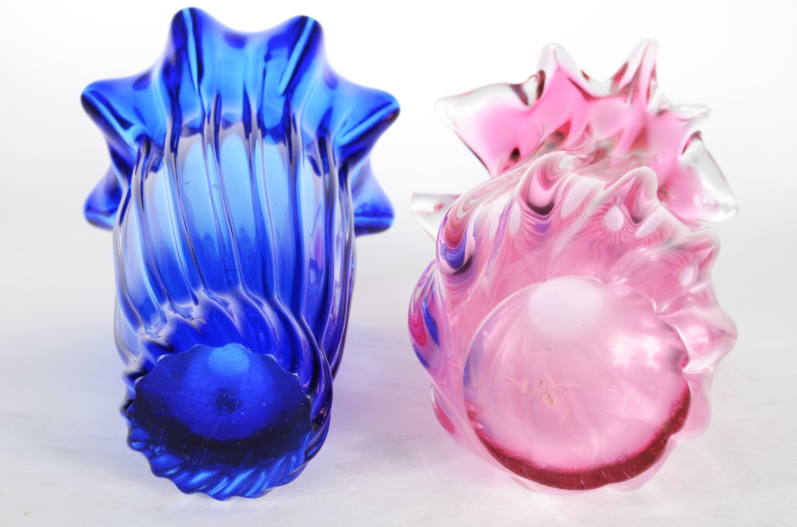 Dois vasos de cristal europeu trabalhados em gomos sendo um na cor... - foto 7 de 7