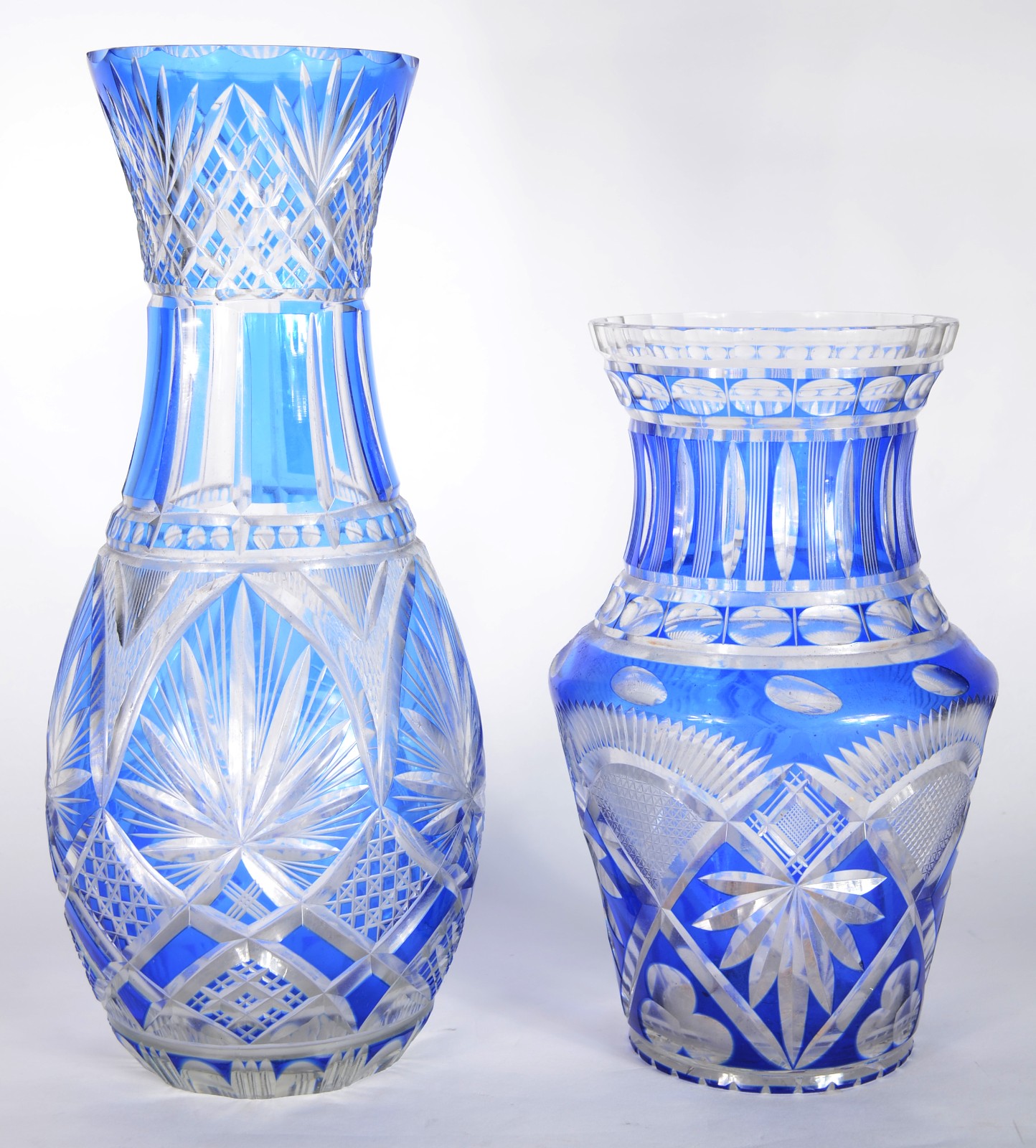 Dois vasos de cristal lapidado doublé azul. - foto 1 de 10