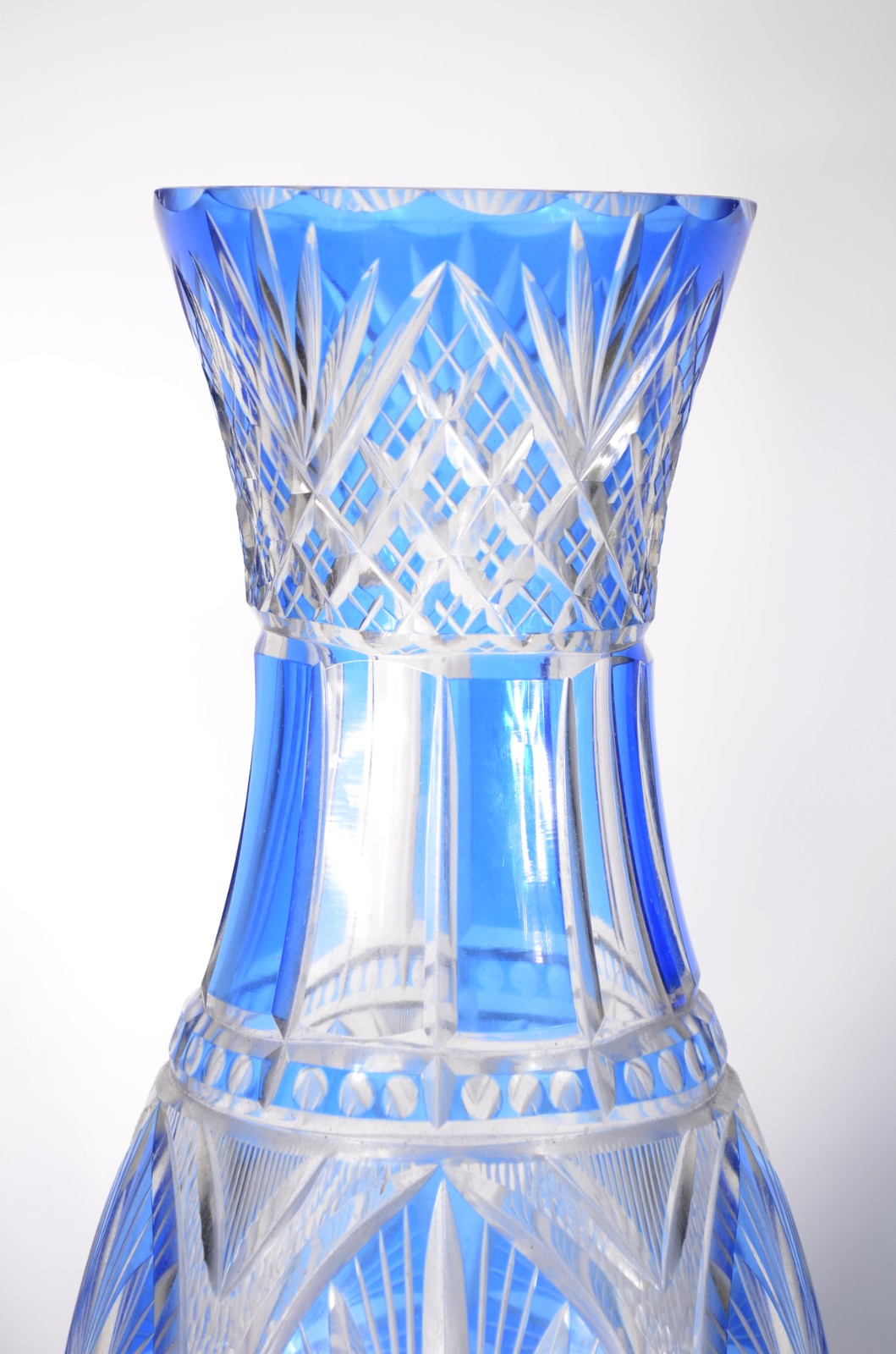 Dois vasos de cristal lapidado doublé azul. - foto 4 de 10