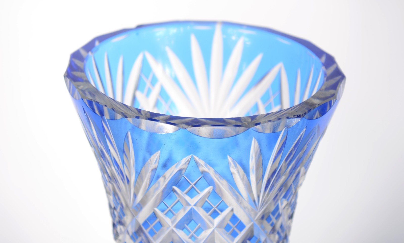 Dois vasos de cristal lapidado doublé azul. - foto 5 de 10