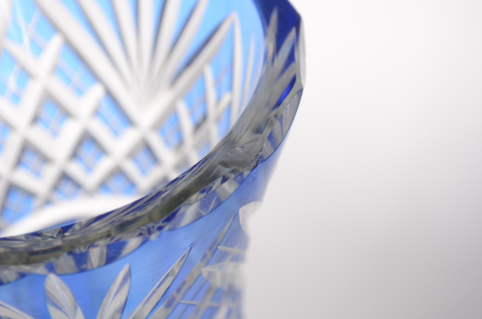 Dois vasos de cristal lapidado doublé azul. - foto 6 de 10