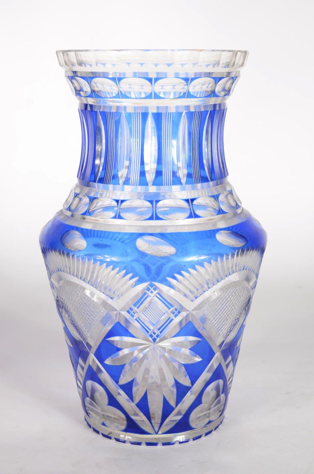 Dois vasos de cristal lapidado doublé azul. - foto 8 de 10