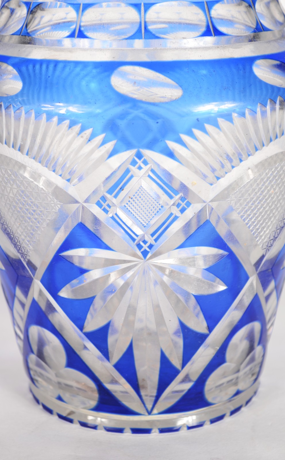 Dois vasos de cristal lapidado doublé azul. - foto 9 de 10