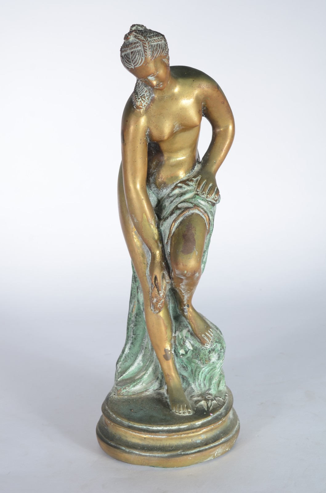 Escultura de bronze representando nu feminino. - foto 1 de 8