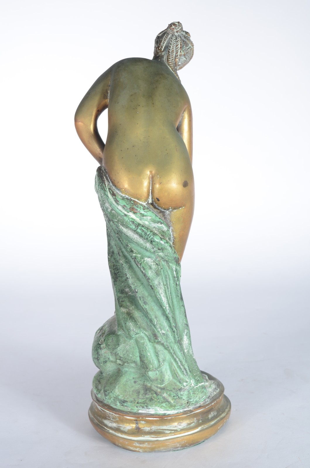 Escultura de bronze representando nu feminino. - foto 2 de 8