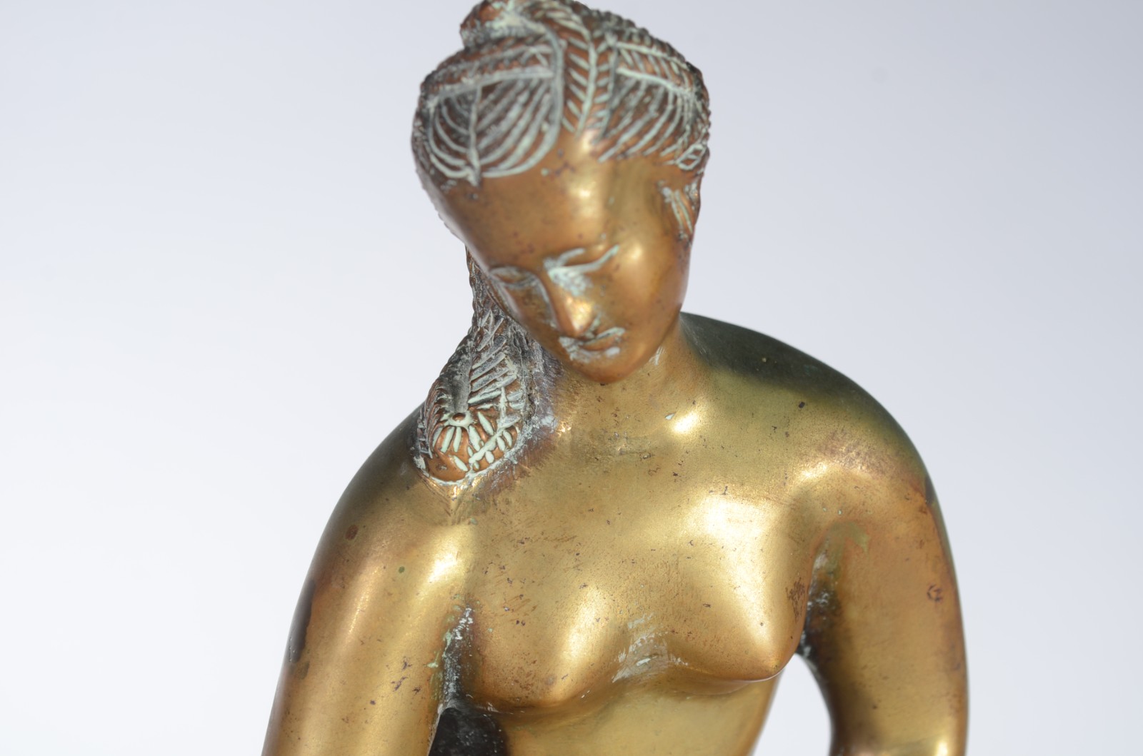 Escultura de bronze representando nu feminino. - foto 5 de 8