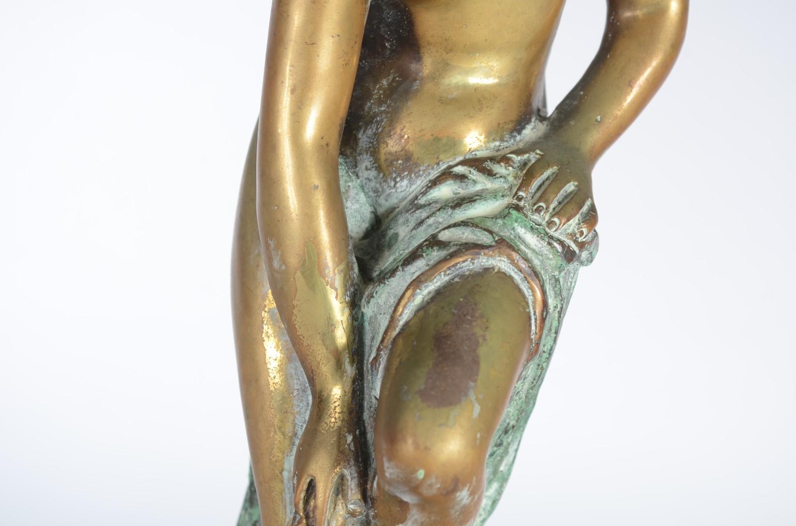 Escultura de bronze representando nu feminino. - foto 6 de 8
