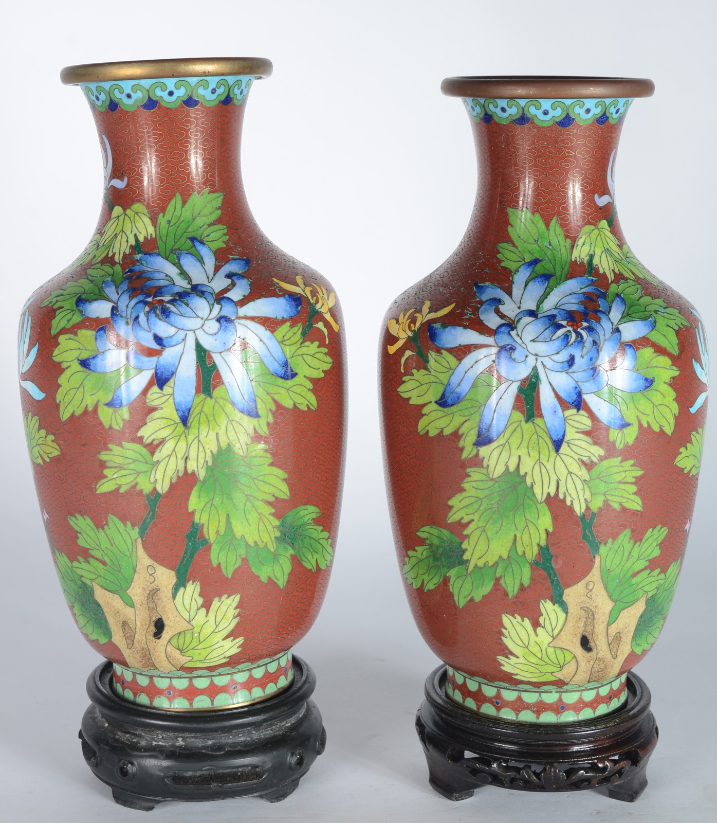 Par de vasos de cloisoné chines, decoração floral em policromia sobre... - foto 1 de 6
