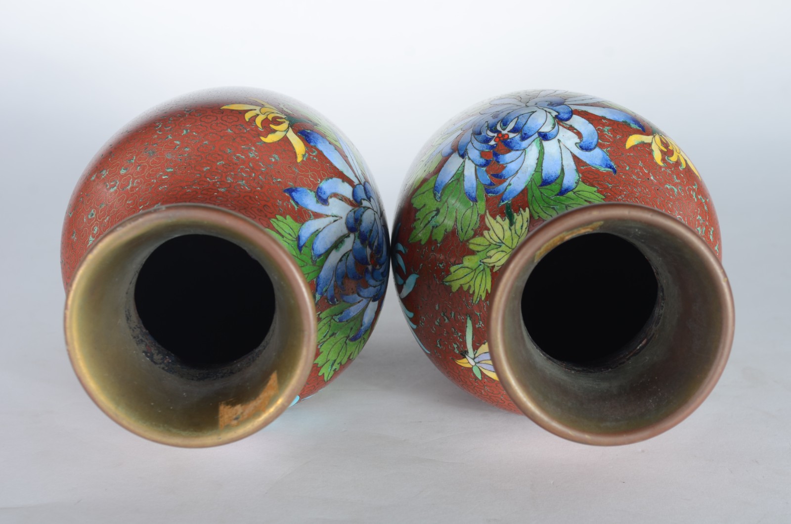 Par de vasos de cloisoné chines, decoração floral em policromia sobre... - foto 6 de 6