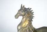 Escultura de metal patinado representando cavalo. - Escultura de metal patinado representando cavalo.