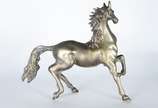 Escultura de metal patinado representando cavalo. - Escultura de metal patinado representando cavalo.