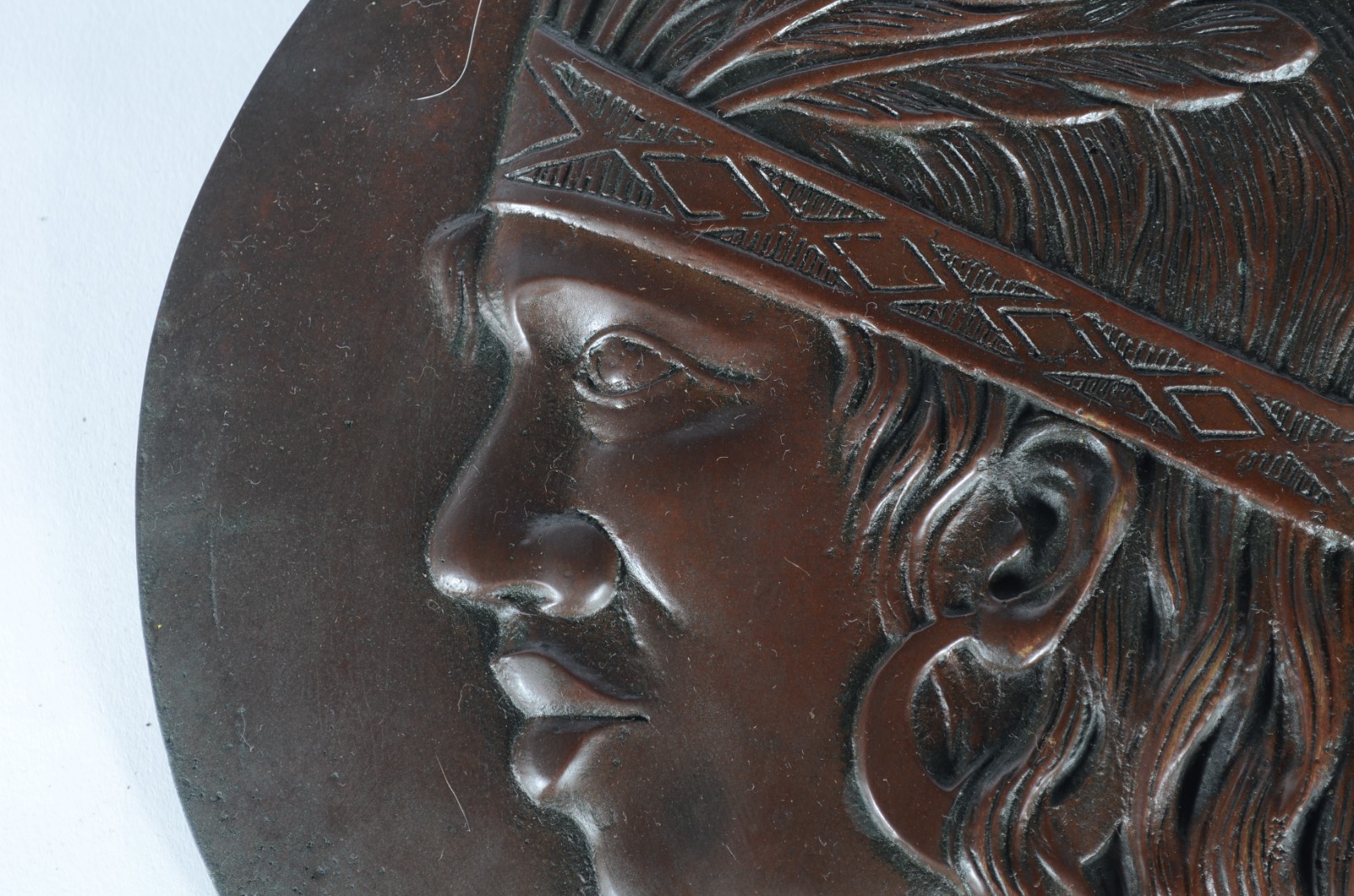 Placa de bronze patinado com figura de índio em relevo. - foto 2 de 4